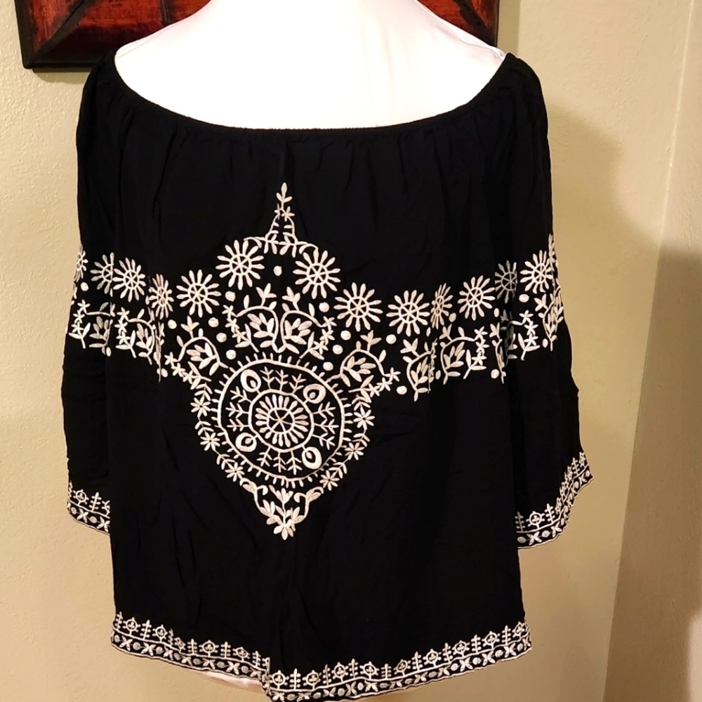 Gianni Bini M white embroidered black‎ off the shoulder peasant top
